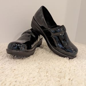 Ingaro shoes women 7.5 slip resistant slip on's black/blue waves lightweight